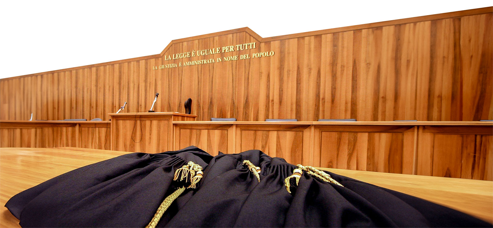 Tribunale italiano con frase La legge è uguale per tutti